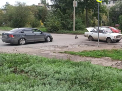 Велосипедист отлетел на капот авто: в Волжском появились подробности ДТП