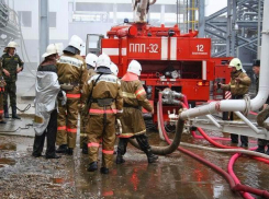 Десять человек эвакуировали из-за пожара в многоэтажке Волжского