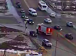 Водитель, пропустивший машину МЧС, «поплатился» своим бампером