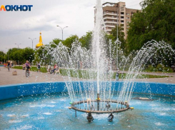 10-летние девочки оскорбляют и нападают на людей в парке в Волжском