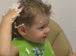 Малыш из Волжского покорил Интернет, пустив завтрак на маску для волос
