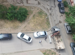 Манипуляции вокруг парковочных мест? В Волжском продолжается борьба за парковку во дворе