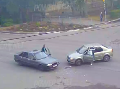 Авария на перекрестке в Волжском попала на видео