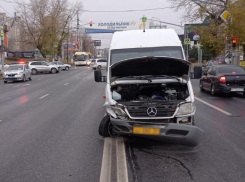 Водитель микроавтобуса устроил тройное ДТП в Волгограде: видео