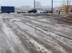 Застревают кареты скорой помощи и мусоровозы: видео из двора в Волжском