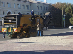 На участке проспекта Ленина в Волжском приступили к устройству выравнивающего слоя асфальта