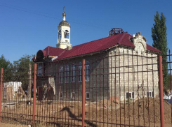 В выгребную яму выбросили сотрудники храма одежду, которую волжане приносили в качестве гуманитарной помощи 