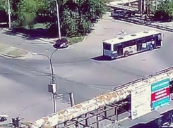 В Волжском «встретились» Renault и фонарный столб