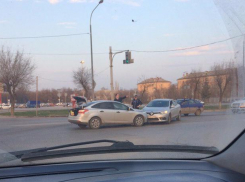 Лобовое столкновение «Форда» и «Рено» произошло на въезде в Волжский