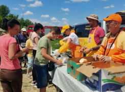 Волжские волонтеры, рискуя жизнью, кормят жителей Донбасса