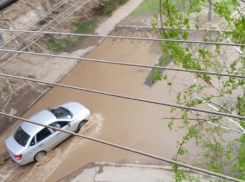 «40 лет гигантской луже»: волжане жалуются на огромный «пруд» в своем дворе