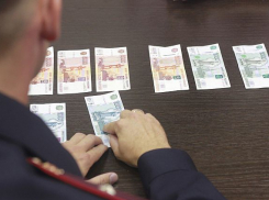 В городе-герое задержали молодого волжанина, купившего у студентки смартфон за сувенирные купюры