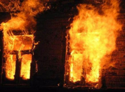 Неосторожные прохожие подожгли дачу в Волжском