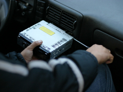 Житель Ленинска «обчищал» незапертые автомобили 