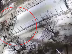 Пострадавшего в массовой драке школьника доставили в больницу Волжского