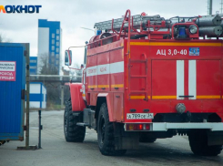 Пожарные колоннами выдвинулись на завод в Волжском
