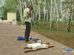 Полиция устанавливает личности разрушителей лавочки в сквере Волжского