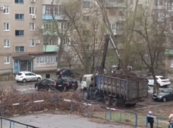 Убирать дворы от свалок сухостоя начали после публикаций в «Блокнот Волжский»: видео