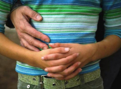 В Волжском женщина обвинила сожителя в развращении 12-летнего сына