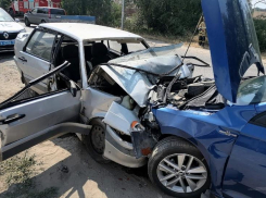 7 человек, в том числе дети, разбились в лобовом столкновении в Волгоградской области: видео