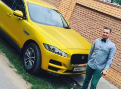 22-летний волжанин перекрасил свой Jaguar в золотой цвет, чтобы выделяться на дороге