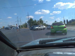 «Рено» и «Лада» столкнулись на выезде из Волжского