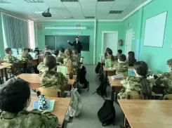 Школьникам Волжского напомнили о фликерах, правилах для СИМ и ответственности за нарушения