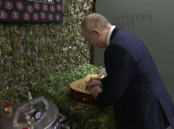 Владимир Путин оставил автограф на гитаре для волгоградского участника СВО с позывным «Директор»