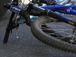 17-летнего велосипедиста увезли на «скорой» с места ДТП в Волжском