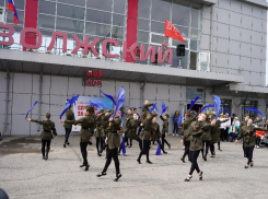 В школах Волжского завершилась патриотическая эстафета «Синий платочек»