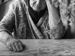 В Калачевском районе найдена пенсионерка с перерезанным горлом