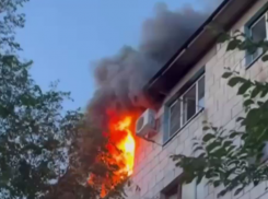 Пожарный на руках вынес ребенка: в Волжском огнеборцы спасли 15 человек из горящей квартиры 