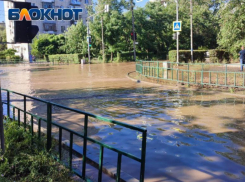 На затопленном из-за аварии перекрестке заменят поливочный трубопровод за 1,8 миллионов рублей