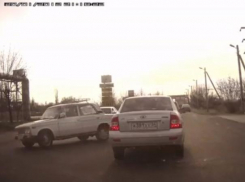 На видео попало, как пенсионер на «шестерке» устроил ДТП в Волжском