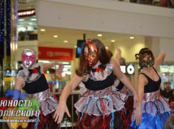 В Волжском молодежные коллективы поздравили горожан с праздником