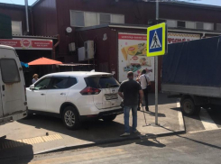 В Волжском автохамы припарковали машины на тротуаре после пешеходного перехода