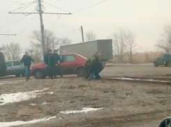 Автомобилисты Волжского устроили драку на железнодорожном переезде