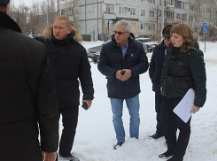 Мэр Волжского вывез подчиненных посмотреть на снежные завалы на тротуарах и остановках