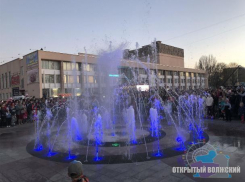 Сотни волжан посмотрели торжественный запуск фонтанов