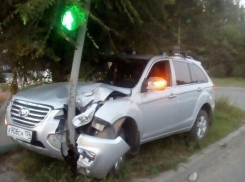 В Волжском иномарка врезалась в столб