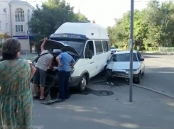 Появилось видео ДТП с участием маршрутки в Волжском