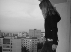 В Волжском 15-летняя школьница выпала с 8 этажа, оставив предсмертную записку