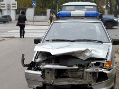 В Котельниково иномарка протаранила машину полицейских