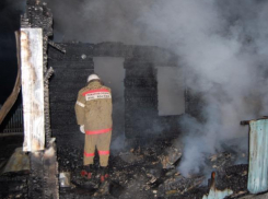 Две хозпостройки одновременно вспыхнули в Среднеахтубинском районе