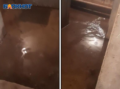 Водопад разлился в подвале на улице Мира в Волжском: прорыв трубы попал на видео