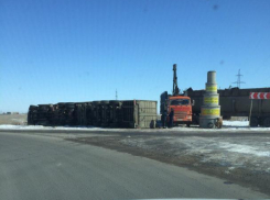 Огромная фура перевернулась в Волжском