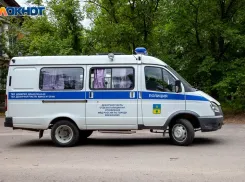 Прокалывает колеса, угрожает, преследует: жительницу Волжского кошмарит бывший муж