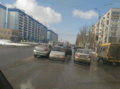 В Волжском Renault Logan и отечественная «легковушка» притерлись на ровном месте