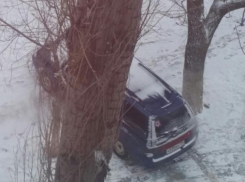 Автохам припарковался поперек тротура в Волжском