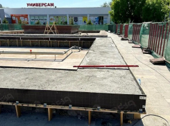 В Волжском на площади Танича приступили к бетонированию чаши фонтана